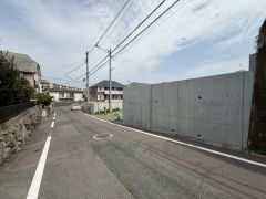 現地（2026年4月6日）撮影。前面道路は広く、車同士がすれ違うスペースが十分にあります。落ち着いた住宅地内で快適な生活を実現してみませんか＾＾