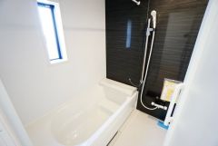 広々1坪タイプの浴槽ユニットでゆったりくつろげるバスルーム。窓、浴室乾燥機付きで換気・雨の日の洗濯もばっちり＾＾