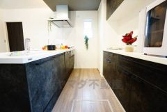 リビングにいるお子様を見守りながらお料理ができる対面キッチン。カウンタートップの汚れもサッと拭き取ることができ、お掃除ラクラク＾＾