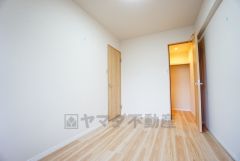 木目調のシンプルデザインで落ち着きと安らぎの空間に仕上げています。各部屋に収納が完備されているので、お荷物が増えても安心の設計です。