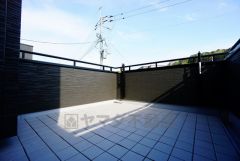 同仕様写真。南側に面したバルコニーは日当たり良好です。お洗濯物も気持ちよく干せそうです。日光浴をしたり、星を眺めたりも良いですね^^