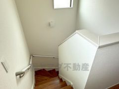 小さなお子様やご高齢の方でも安心できる、手すり付き階段。段差も低めで設定されており、安全性にも優れています。