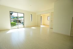 同仕様写真。家族が集まる開放的なリビング。思い思いの時間を過ごしたり食事をしたり、素敵な団らんの場になりますね＾＾