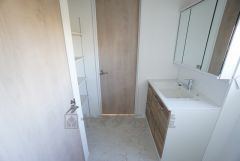 三面鏡つき洗面台。鏡裏にたっぷりとした収納スペースがあります。鏡を閉めてしまえば小物は見えないため、スッキリとした印象の洗面台にできます。