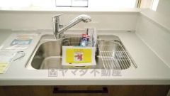 広々としたステンレスシンクには、洗剤やスポンジを収納出来るラック付き。広さも確保しているので、大きなお鍋も洗いやすいです。