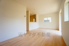 大きな窓のあるリビングは、陽光あふれる明るい空間です。居心地良く、ご家族皆がゆったり寛げる憩いの空間となりそうです。