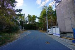 道幅が広く、車通勤の方や買い物などでの車の出し入れも楽々できて嬉しいですね。