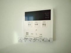 キッチン横からお湯張り、追い炊き、足し湯がボタン一つで楽々操作できる給湯機リモコンです。忙しい夕飯準備の時間帯に重宝しますね。