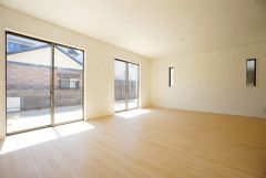対面式キッチンとつながるリビング、家族の会話弾むLDKの中心。家事動線も快適、住まいの中核で暮らしがもっと便利に。
