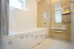 1日の疲れを癒すくつろぎのバスルーム。足を伸ばしてもゆったりと入れるサイズです。お子様と一緒にお風呂に入っても狭くないですね^^