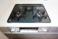 同仕様写真。複数の調理を一度に行うことができる3口コンロ。効率よくお料理が出来ます。毎日のお料理も楽しくなりますね＾＾