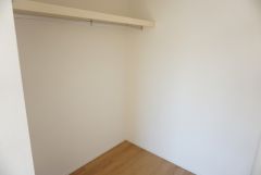 同仕様写真。収納力豊富なウォークインクローゼット。洋服や小物などを1箇所にまとめて美しい収納を実現します。スーツケースのような大型の荷物も置けます＾＾