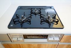 複数の調理を一度に行うことができる3口コンロ。効率よくお料理が出来ます。毎日のお料理も楽しくなりますね＾＾