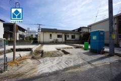 左側。現地（2026年3月24日）撮影。福間駅徒歩4分、小学校も徒歩9分と毎日の通勤・通学・買い物がしやすく、快適に過ごせます。