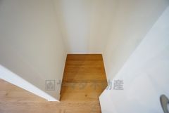 まとめ買いしてもこの収納量なら心配要らずのパントリー。調理家電や食品のストックをすっきりまとめられ、キッチン周りを広々使えます。