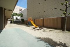 子育て層にうれしい敷地内公園。 小さな子供を目の届くマンション内で遊ばせられるので安心です。わざわざ出かけなくても、遊べるので天候に左右されにくいことも助かりますね＾＾