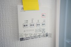 雨の日の洗濯も安心できる浴室暖房乾燥機付き浴室。リモコンで操作もボタン1つで簡単。