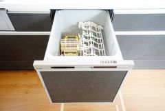 食事の後の手間を解消する食器洗い乾燥機付。冬場の洗い物で手荒れの悩みもなくなります。手洗いよりも節約できて便利。