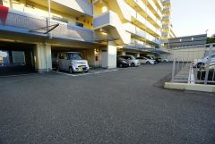 敷地内駐車場。月額5000～8000円。空き状況についてはお問い合わせ下さい。