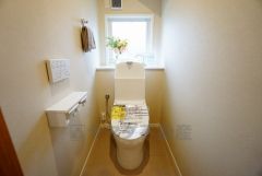 温水洗浄機付トイレです。節水機能もあるので、安心して使えますね。もちろん、1階2階の2ヶ所にトイレがあるので、忙しい朝にもゆとりができますね。