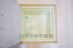 キッチンにある床下収納は、居住スペースを減らさずに買い置きの調味料や非常食などを保管することができます。