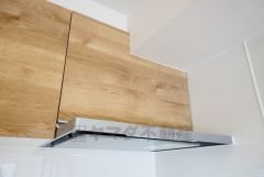 お手入れが簡単なスリム型レンジフードです。調理により発生する油煙や臭いを吸い込み、屋外へ排気してくれます。