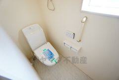温水洗浄機付トイレです。節水機能もあるので、安心して使えますね。もちろん、1階2階の2ヶ所にトイレがあるので、忙しい朝にもゆとりができますね。