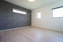 同仕様写真。寛ぎの時間を紡ぎだす主寝室は、大型ベッドを置いても余裕の広さを確保しています。