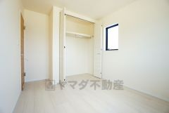 暖かい日差しが差し込む洋室。たっぷり収納できるクローゼット付きでお部屋の中をすっきりと快適に保てます。