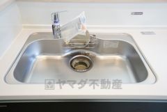 色も形もキレイなシンクは、広さも確保しているので、大きめの鍋も簡単に洗えます。