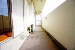 陽当たりの良いバルコニーです。お洗濯やお布団干しはもちろん、日光浴をしたり、星を眺めたりも良いですね^^
