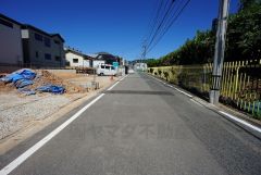 現地（2025年7月）撮影。前面道路は広く、車同士がすれ違うスペースが十分にあります。落ち着いた住宅地内で快適な生活を実現してみませんか＾＾