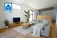 家具はイメージです。カウンターキッチンに加えて、リビング階段になっているので、お顔を合わす回数が増え、ぐっと家族の距離が縮まります。