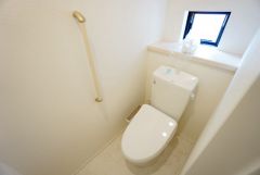 温水洗浄機付トイレです。節水機能もあるので、安心して使えますね。2ヶ所にトイレがあるので、忙しい朝にもゆとりができますね。