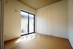 同仕様写真。リビングからの続き間として和室をご用意しました。普段はリビングとつなげて開放的なスペースとして、来客時には客間としてお使いいただけます。