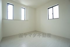 同仕様写真。ご夫婦お二人のプライベートシーンを演出する寝室は、大容量のウォークインクローゼット付き。