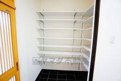 壁一面に設けた大容量のシューズクローゼットは実用性と機能性を兼ね備えています。急な来客でも、いつも整頓された玄関でお出迎えができます。