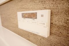 湯量・湯温の設定、そして保温までワンタッチのフルオートバス。便利な追い炊き機能付きです。