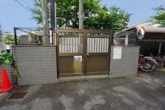 しっかりと扉の閉まるゴミ置き場。ゴミが散らかる心配もありません。