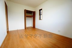 暖かい日差しが差し込む洋室。たっぷり収納できるクローゼット付きでお部屋の中をすっきりと快適に保てます。