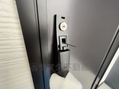 お子様を抱っこしながら簡単に開けられるのが便利なスマートキー。