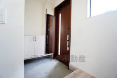 たっぷり収納できるシューズボックスです。家族全員の靴がきれいに整頓できます。棚の上にお花や写真を飾っても良いですね。