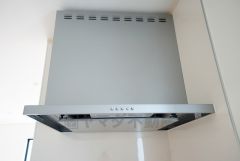 お手入れが簡単なスリム型レンジフードです。調理により発生する油煙や臭いを吸い込み、屋外へ排気してくれます。