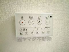 壁リモコンタイプのウォシュレット付き。すっきりした見た目で、トイレ奥の掃除もしやすいです。