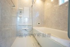 1日の疲れを癒すくつろぎのバスルーム。足を伸ばしてもゆったりと入れるサイズです。お子様と一緒にお風呂に入っても狭くないですね^^