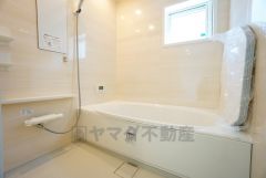 1日の疲れを癒すくつろぎのバスルーム。足を伸ばしてもゆったりと入れるサイズです。お子様と一緒にお風呂に入っても狭くないですね^^