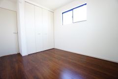 木目調のシンプルデザインで落ち着きと安らぎの空間に仕上げています。各部屋に収納が完備されているので、お荷物が増えても安心の設計です。