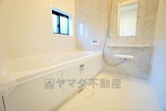 1日の疲れを癒すくつろぎのバスルーム。足を伸ばしてもゆったりと入れるサイズです。お子様と一緒にお風呂に入っても狭くないですね^^