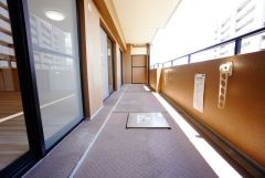 南東側に面したバルコニーは日当たり良好です。お洗濯物も気持ちよく干せそうです。日光浴をしたり、星を眺めたりも良いですね^^