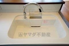 同仕様写真。広々とした凸型シンクに洗剤ポケットを標準装備。大きなお鍋など洗いやすいです。